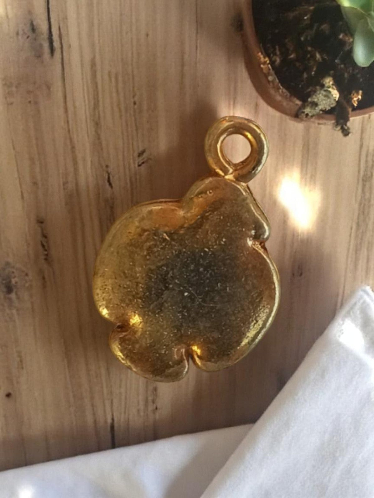 Pendentif vintage trèfle doré métal années 50 rétro bijou ancien original