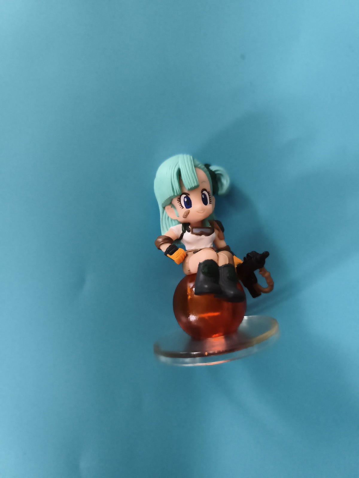 Figurine Bulma Dragon Ball Z Gashapon assise sur boule orange DBZ