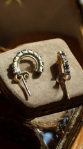 Boucles d?oreilles vintage plaquées or, demi-créoles pierres bleues, élégant rét
