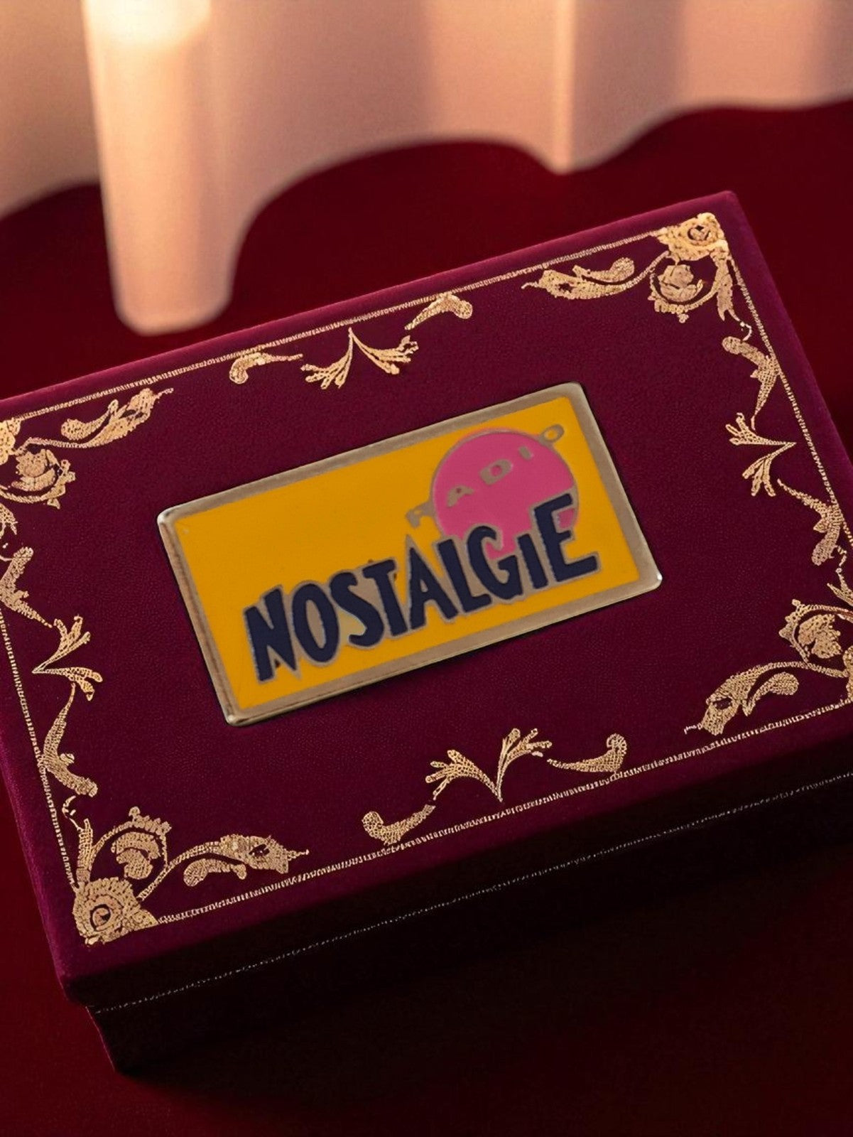 Pin's émaillé Radio Nostalgie vintage, jaune, badge publicitaire ancien