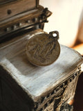 Pendentif religieux Lourdes vintage en métal, médaille ancienne catholique
