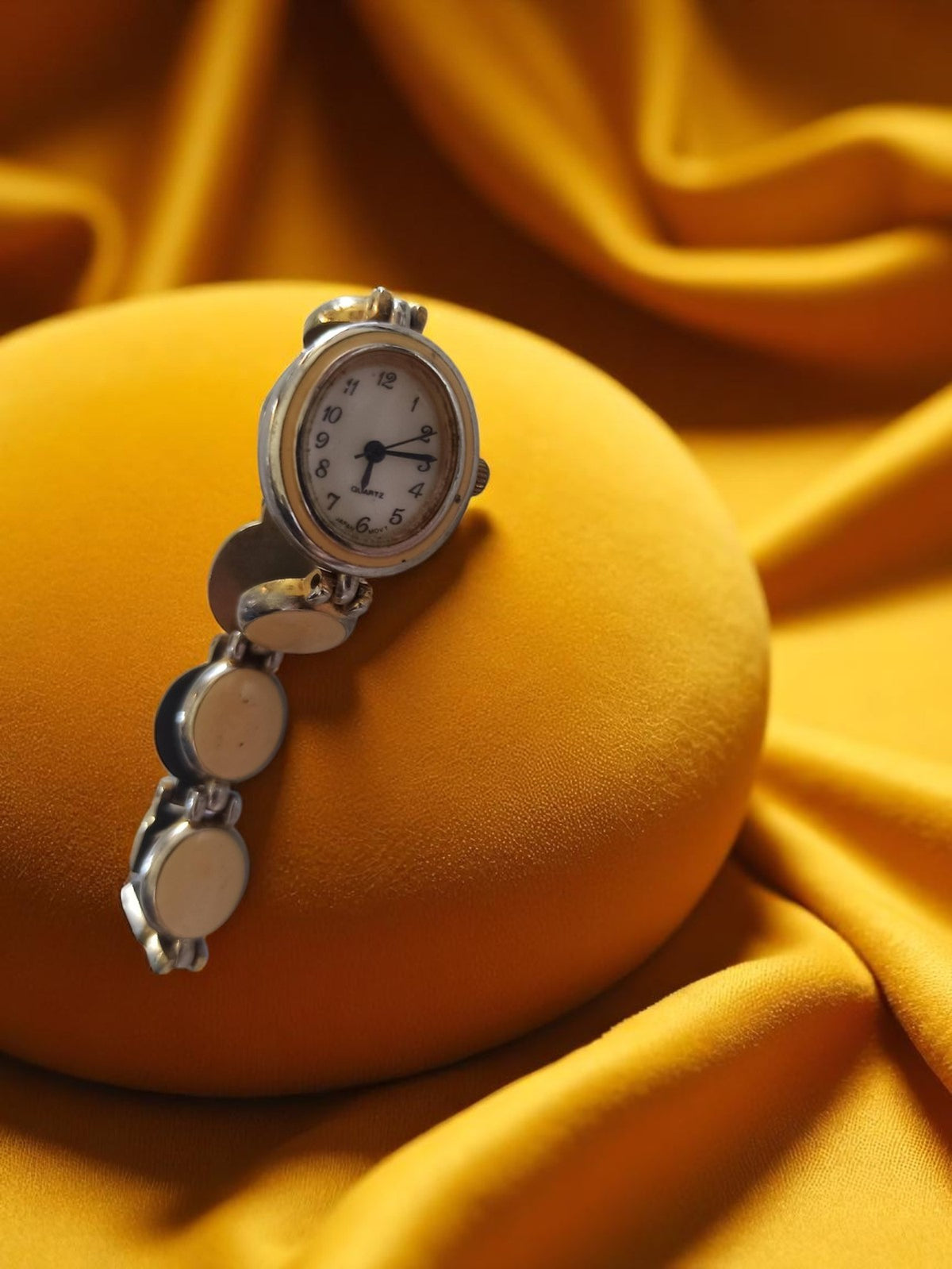 Montre vintage femme bracelet rond quartz rétro années 90 bicolore