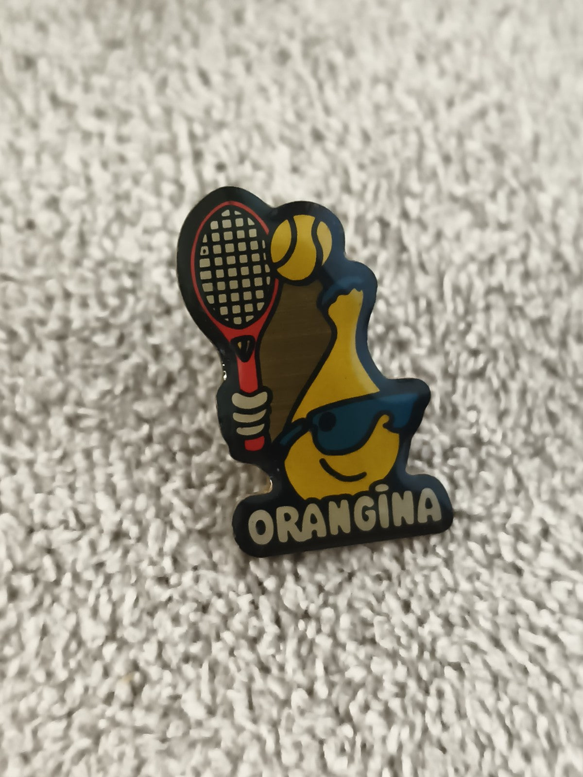 Pin's publicitaire vintage Orangina tennis années 90, badge rétro boisson (Ref 2