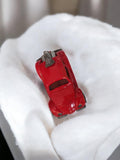 Véhicule miniature ancien rouge, voiture jouet rétro vintage, aspect métal
