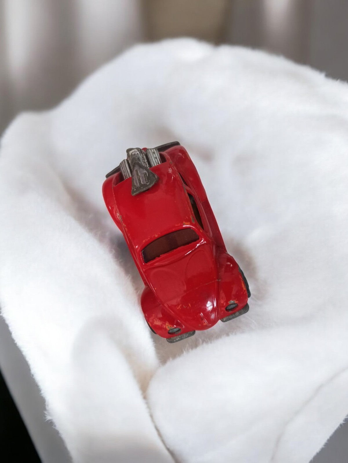 Véhicule miniature ancien rouge, voiture jouet rétro vintage, aspect métal