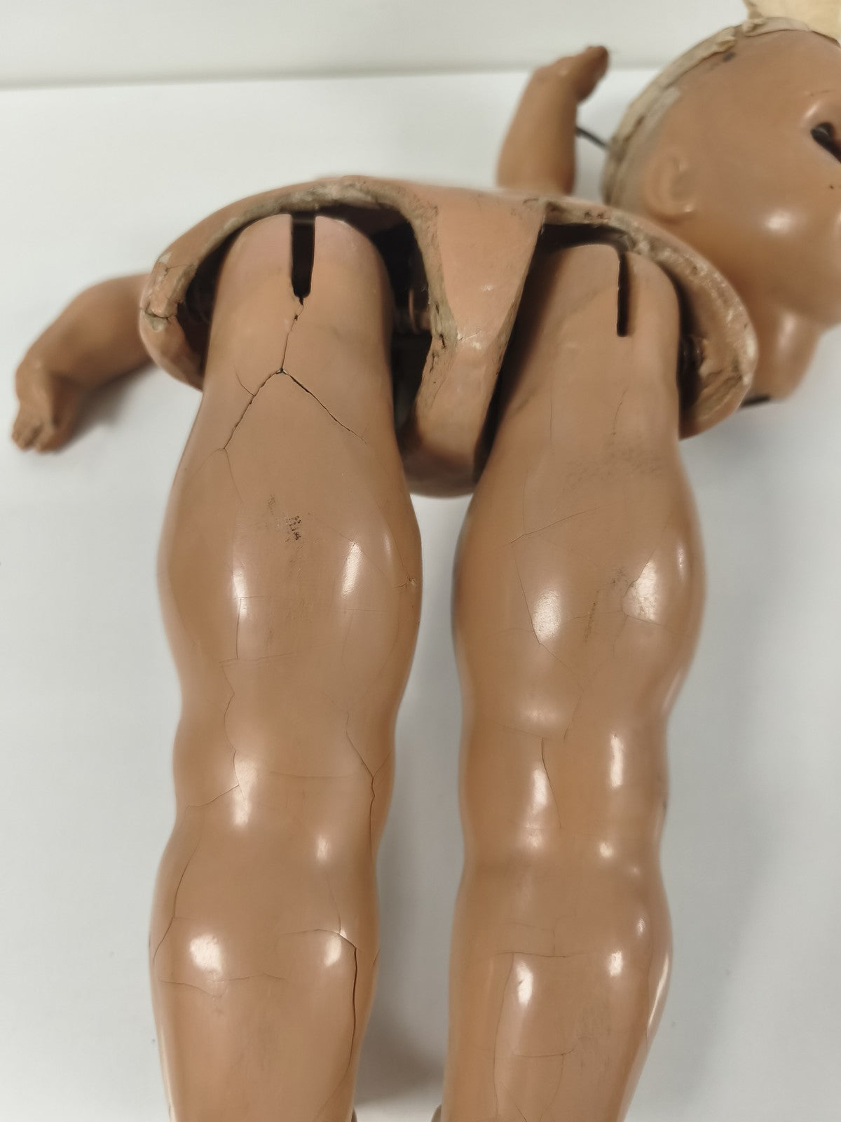 Grande poupée articulée ancienne, matière moulée, fin XIXe-début XXe