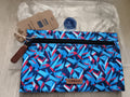 Pochette Cabaia bleu motif abstrait zip avant neuve 24 cm accessoire sac