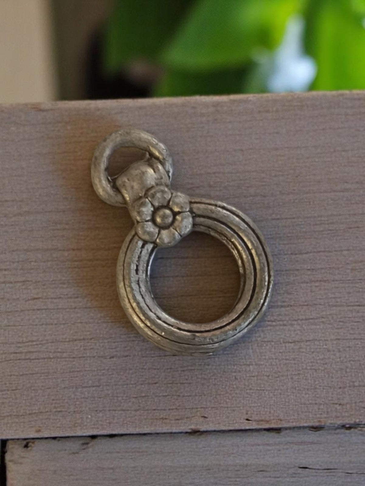 Pendentif vintage rond métal fleur années 50 bijou rétro deadstock