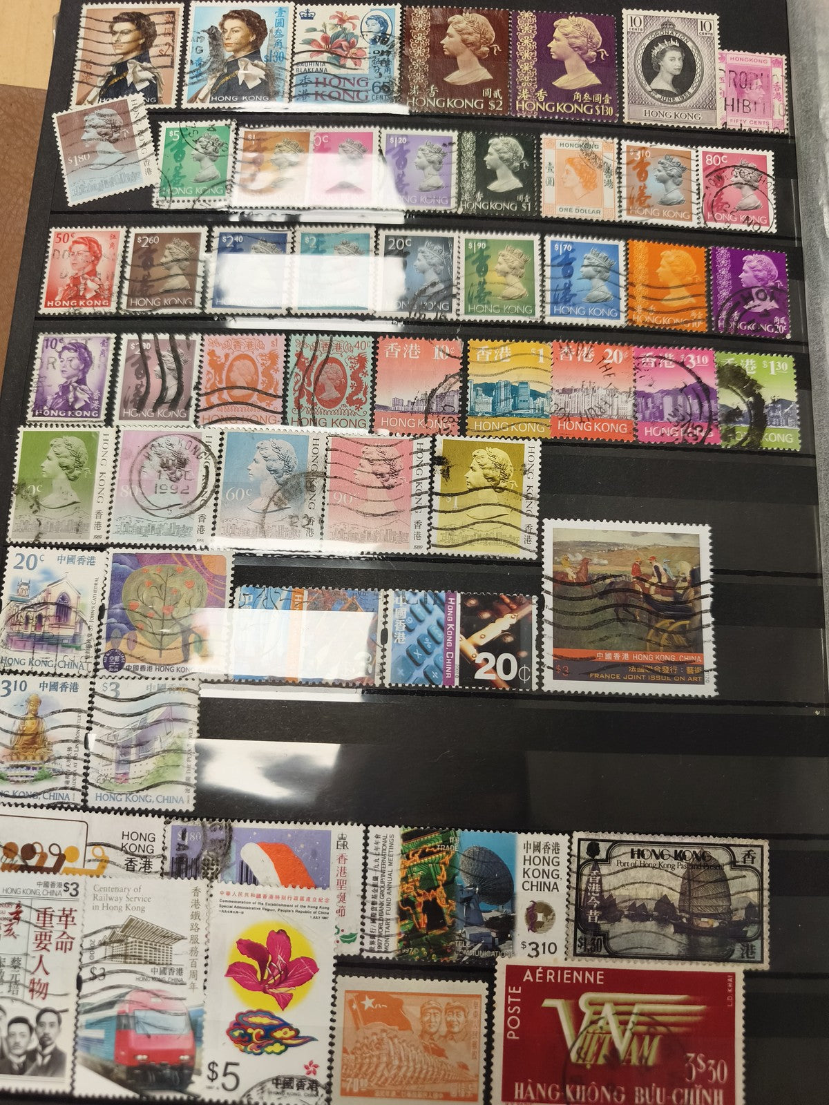 Lot timbres Hong Kong et internationaux multicolores, divers motifs, oblitérés