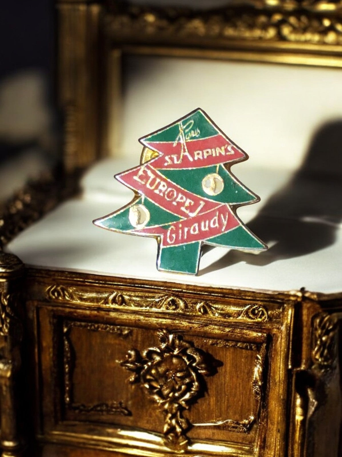 Pin's vintage sapin Giraudy Paris Europe, accessoire rétro émaillé publicitaire