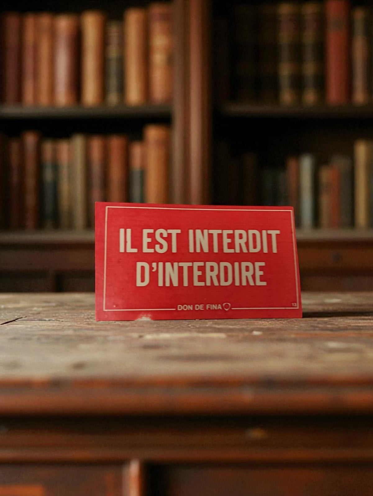 Autocollant vintage Don de Fina rouge IL EST INTERDIT D’INTERDIRE rétro déco