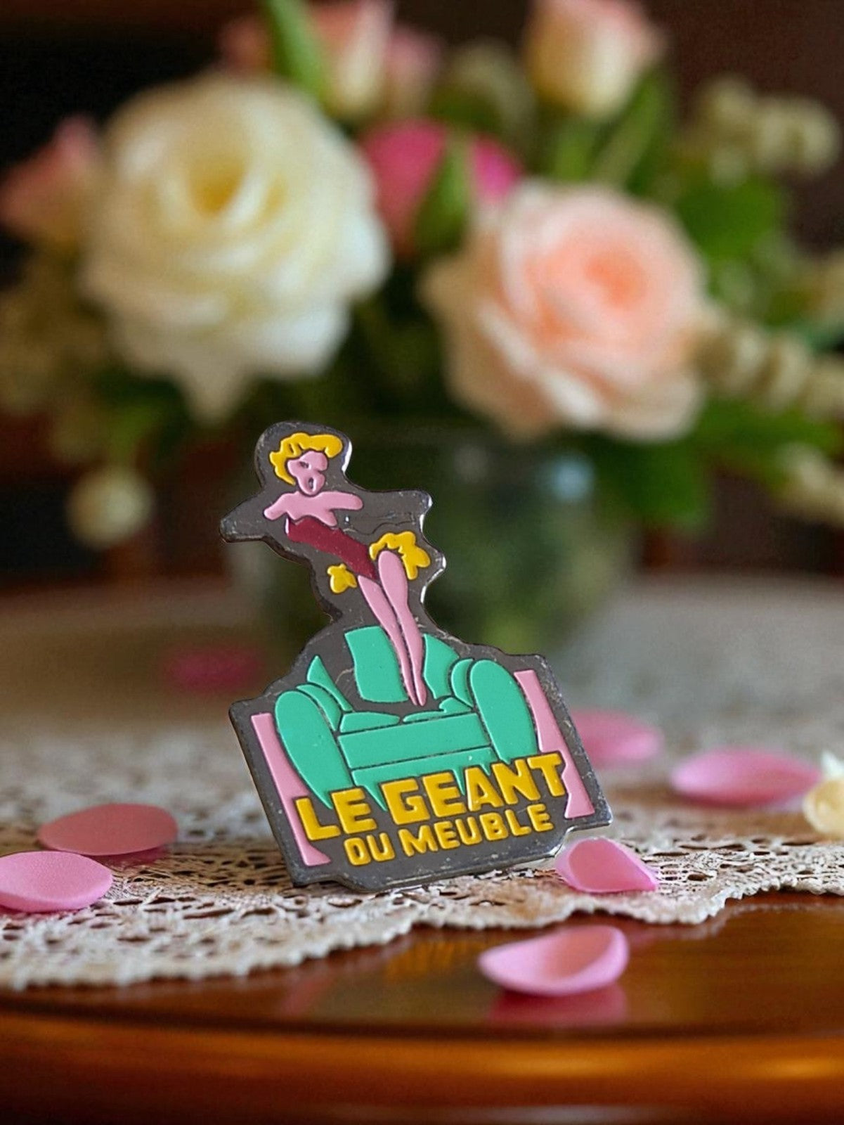 Pin's publicitaire vintage Le Géant du Meuble édition limitée déco pop