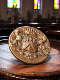Bouton ancien blasonné XIXe siècle, ornement héraldique vintage, lions couronnés