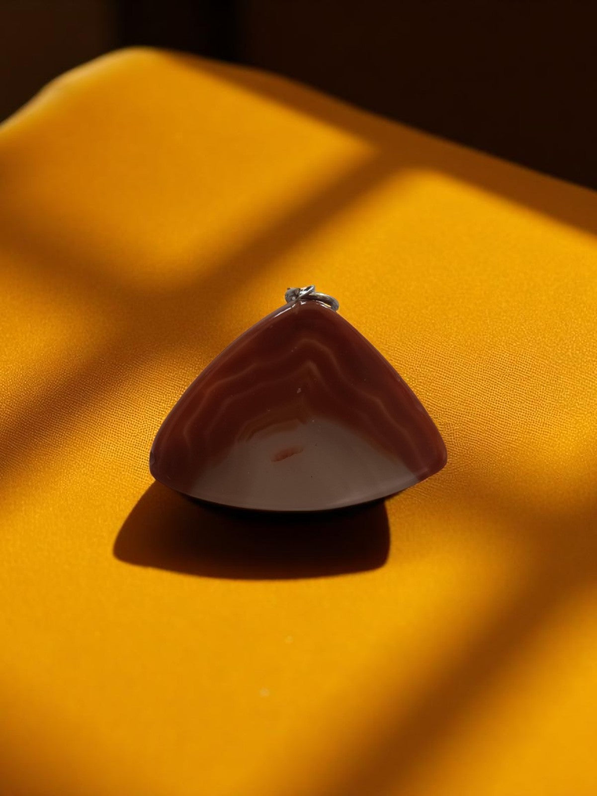 Pendentif vintage agate naturelle, tranche triangulaire, pierre ancienne