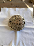 Pendentif vintage soleil métal années 50, motif gravé rétro, deadstock