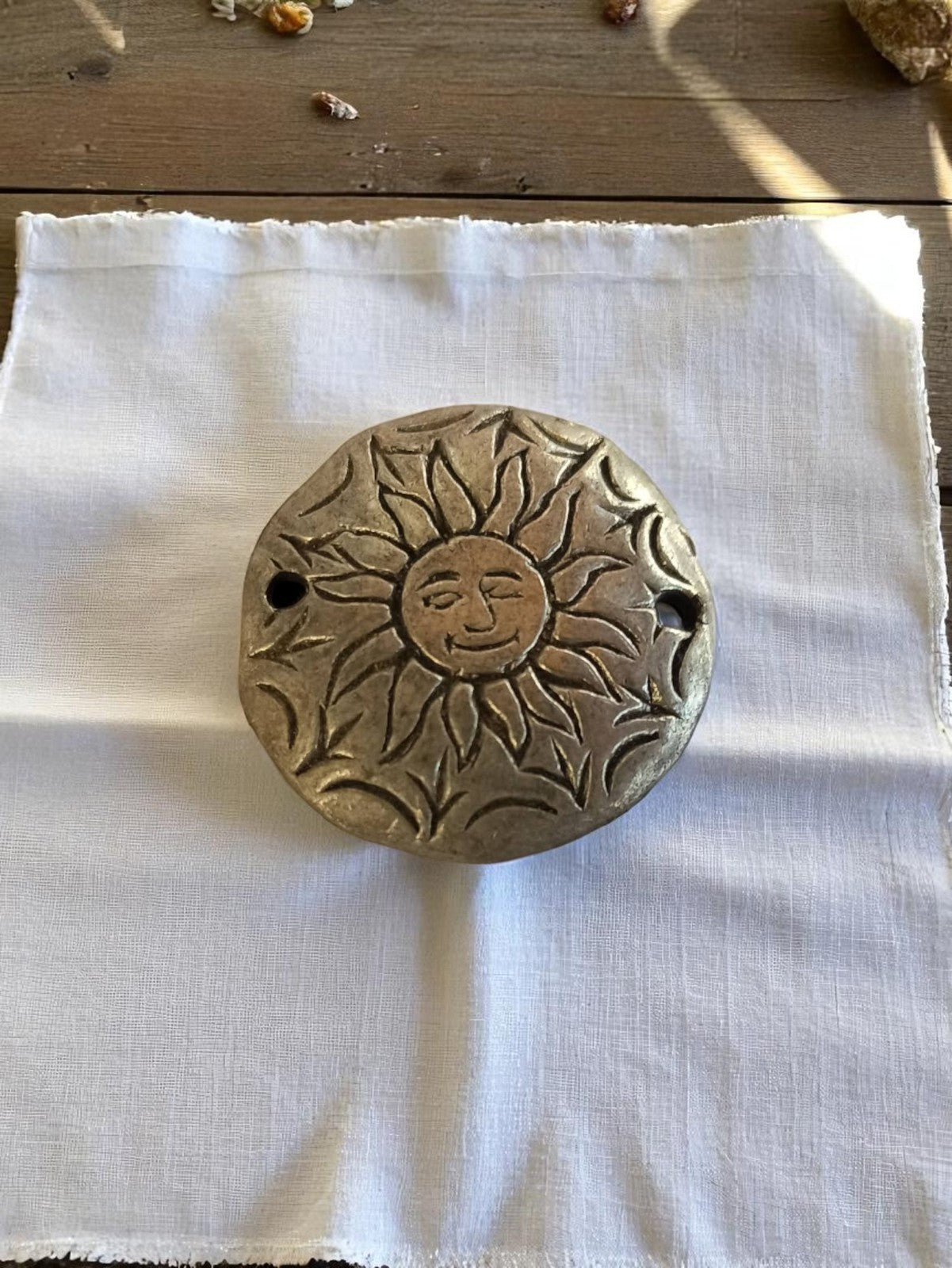 Pendentif vintage soleil métal années 50, motif gravé rétro, deadstock
