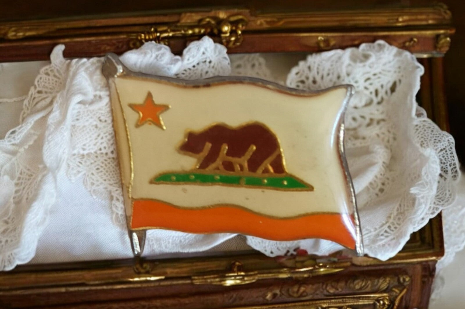 Pin's drapeau Californie vintage émaillé, ours étoile, rare souvenir USA