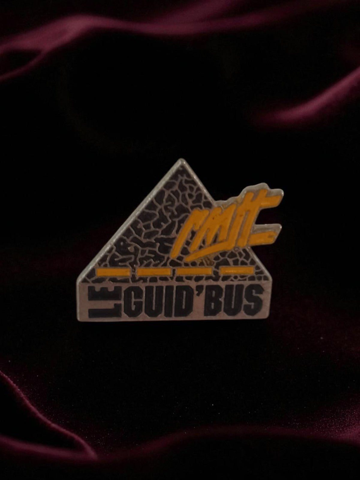 Pin's publicitaire vintage LE GUID'BUS triangle rétro badge transport urbain