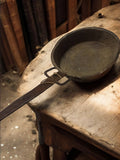 Grande casserole ancienne en cuivre vintage, longue poignée, ustensile déco cuis