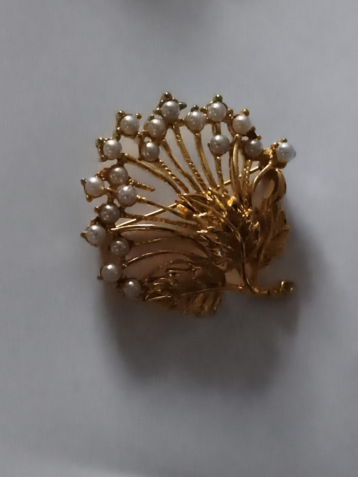 Broche vintage dorée motif plume perles, bijou ancien, brooch rétro