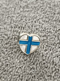 Pin's vintage cœur croix bleue émail style Finlande badge rétro (Ref 11)