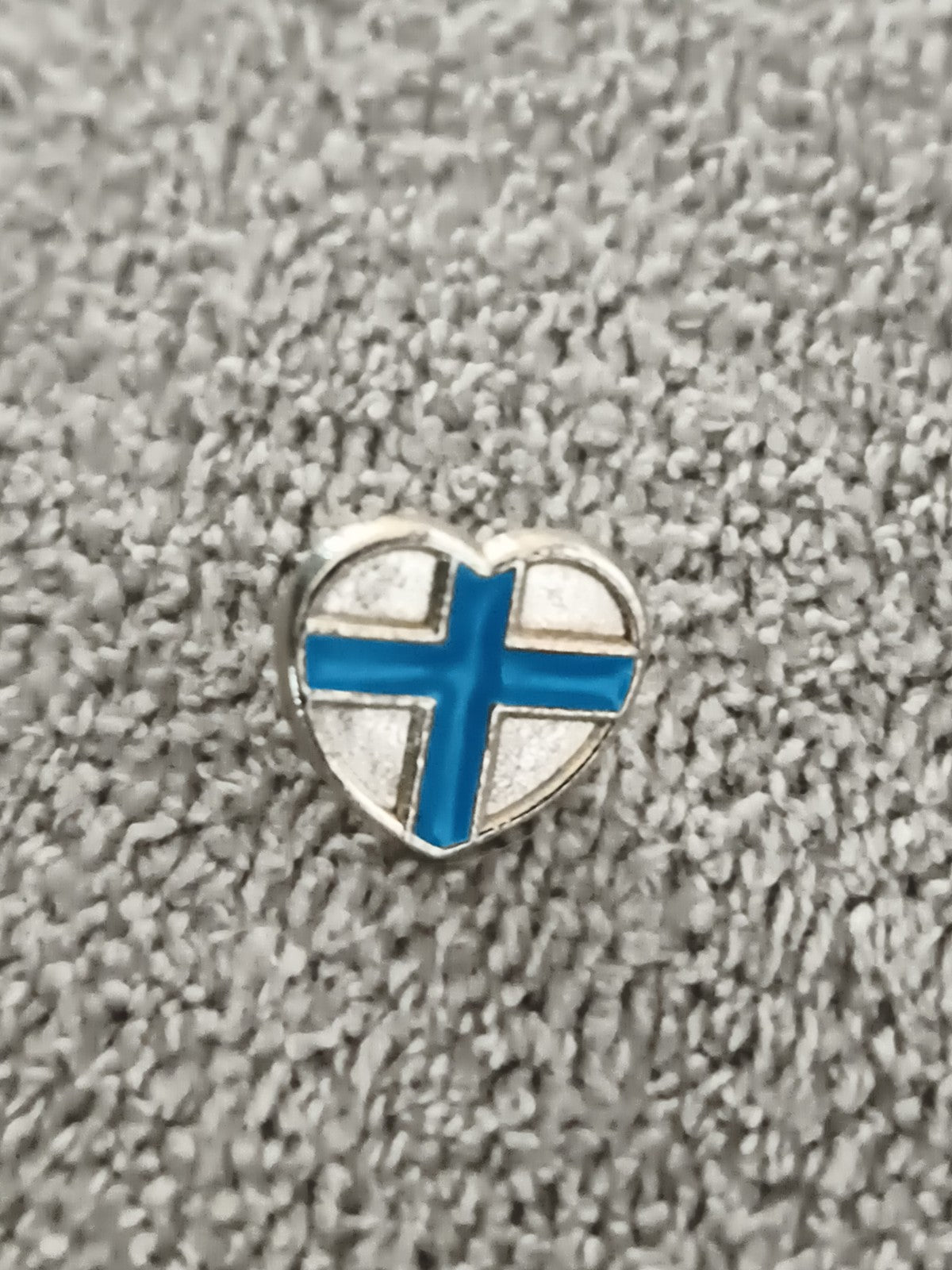Pin's vintage cœur croix bleue émail style Finlande badge rétro (Ref 11)