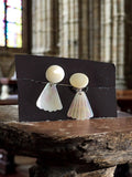 Boucles d’oreilles vintage 1970 pendentif éventail blanc nacré rétro fantaisie