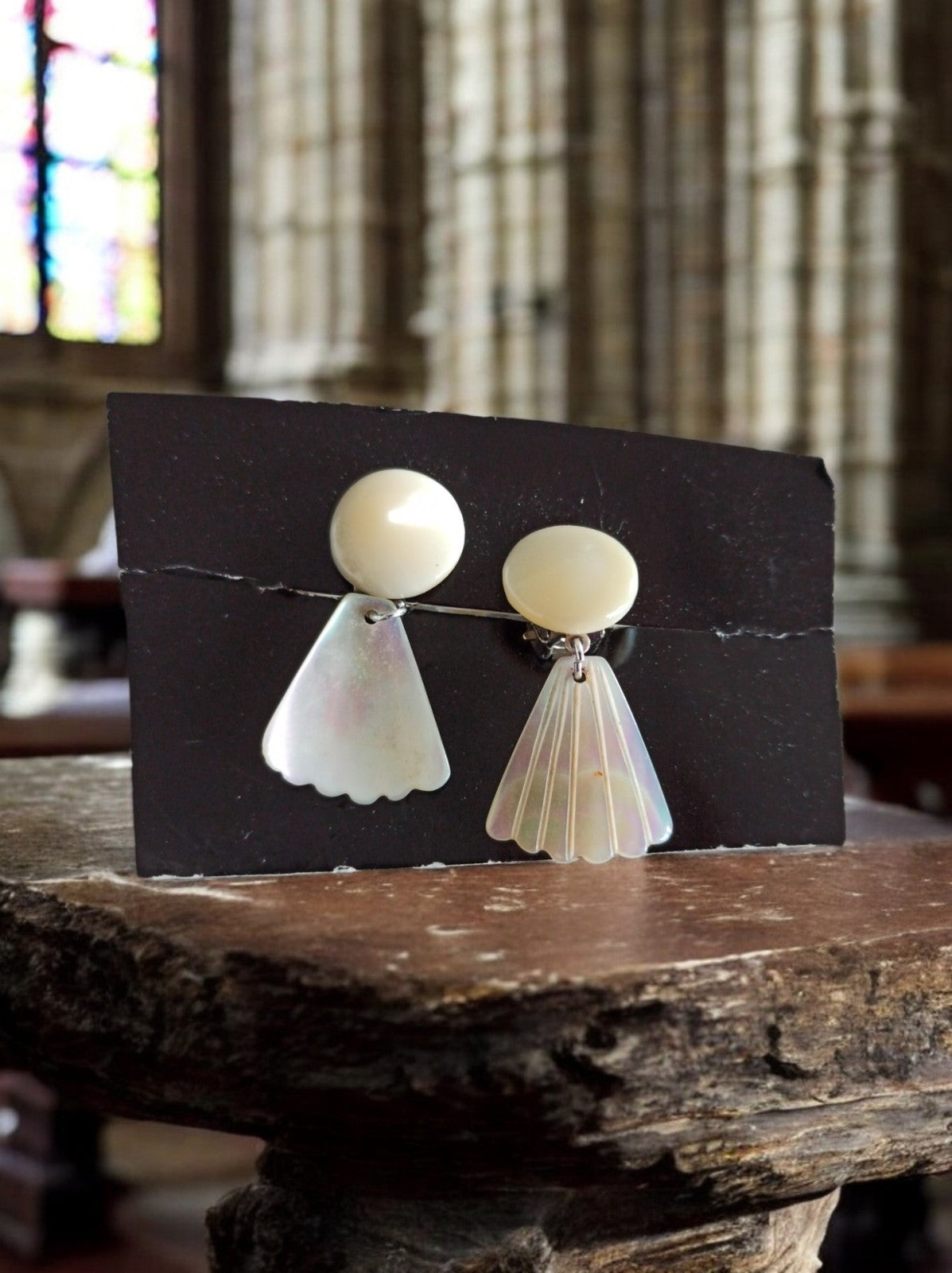 Boucles d’oreilles vintage 1970 pendentif éventail blanc nacré rétro fantaisie