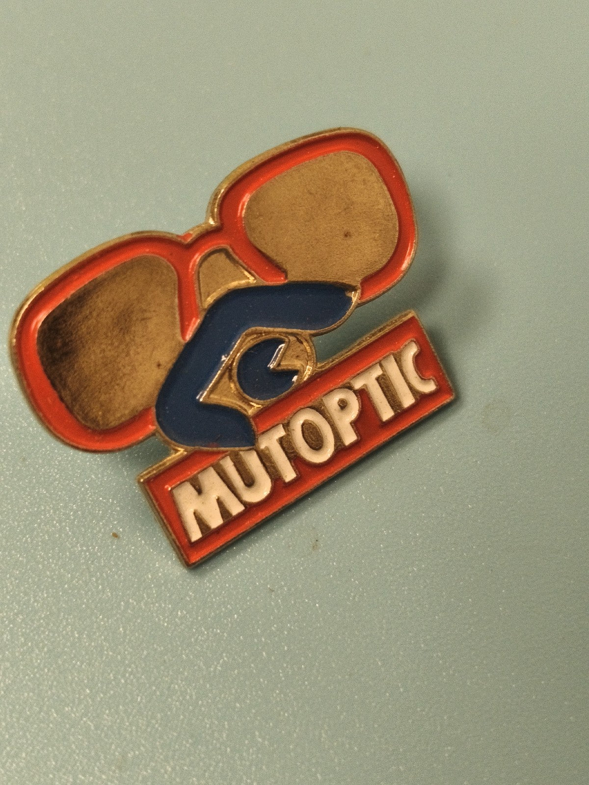 Vintage pin's Mutoptic lunettes rouge bleu collection années 80 rétro optique