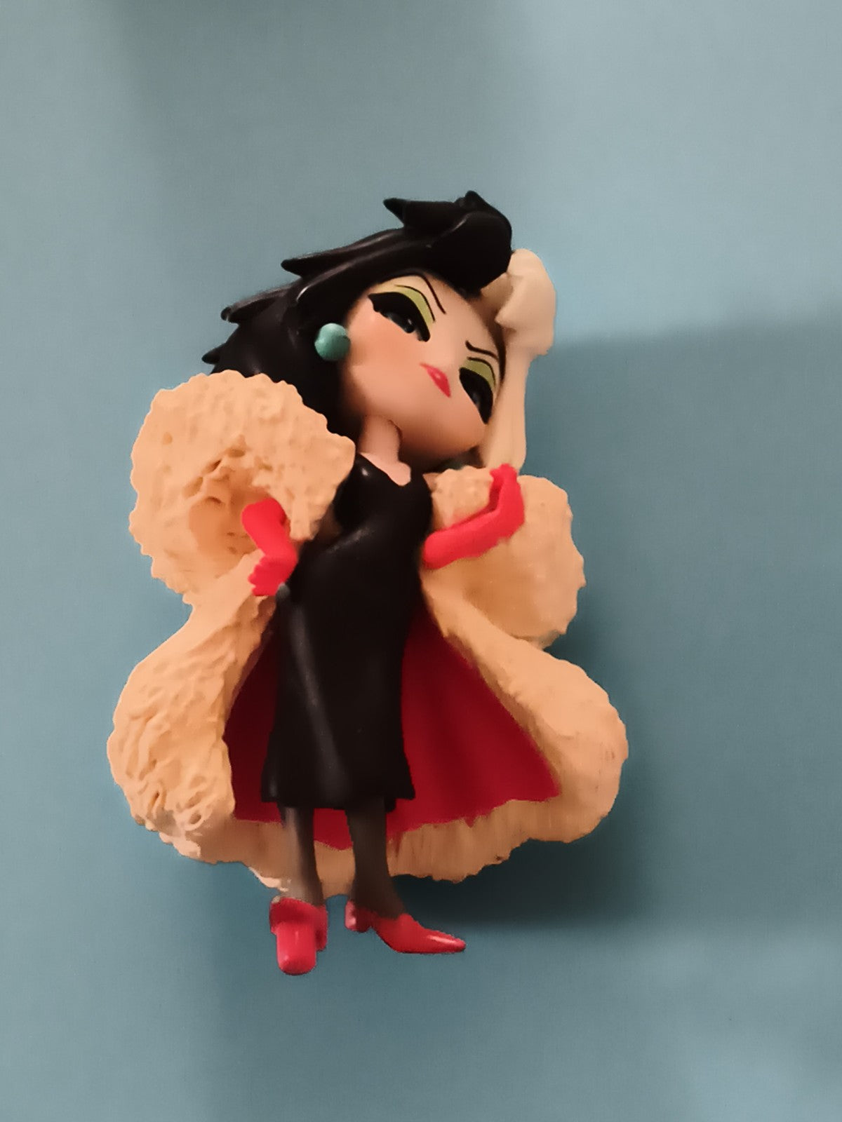 Figurine Disney Cruella d'Enfer manteau bicolore noir rouge