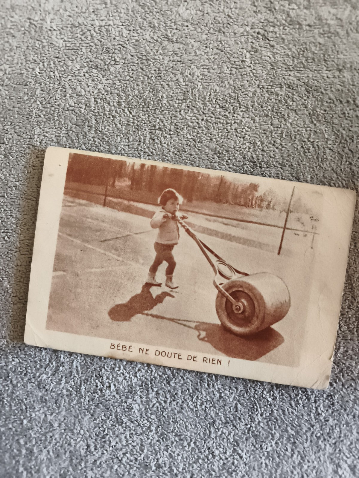 Carte photo CPA bébé rouleau terrain humour années 20-30