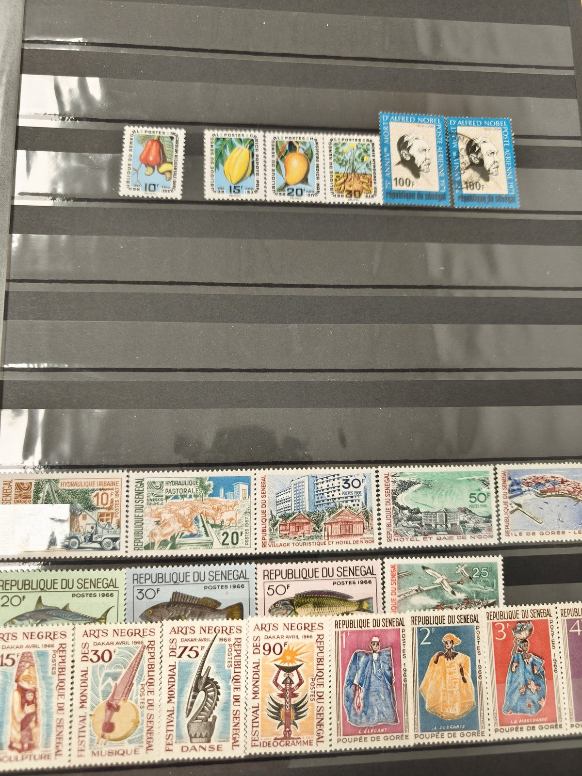 Lot timbres Sénégal motifs fruits, paysages, personnages, arts africains d?occas