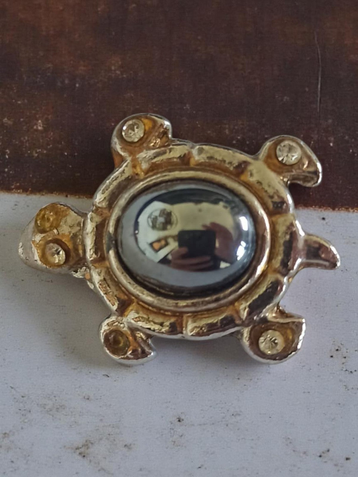 Broche tortue vintage dorée, cabochon central métal, style rétro, bijou fantaisi