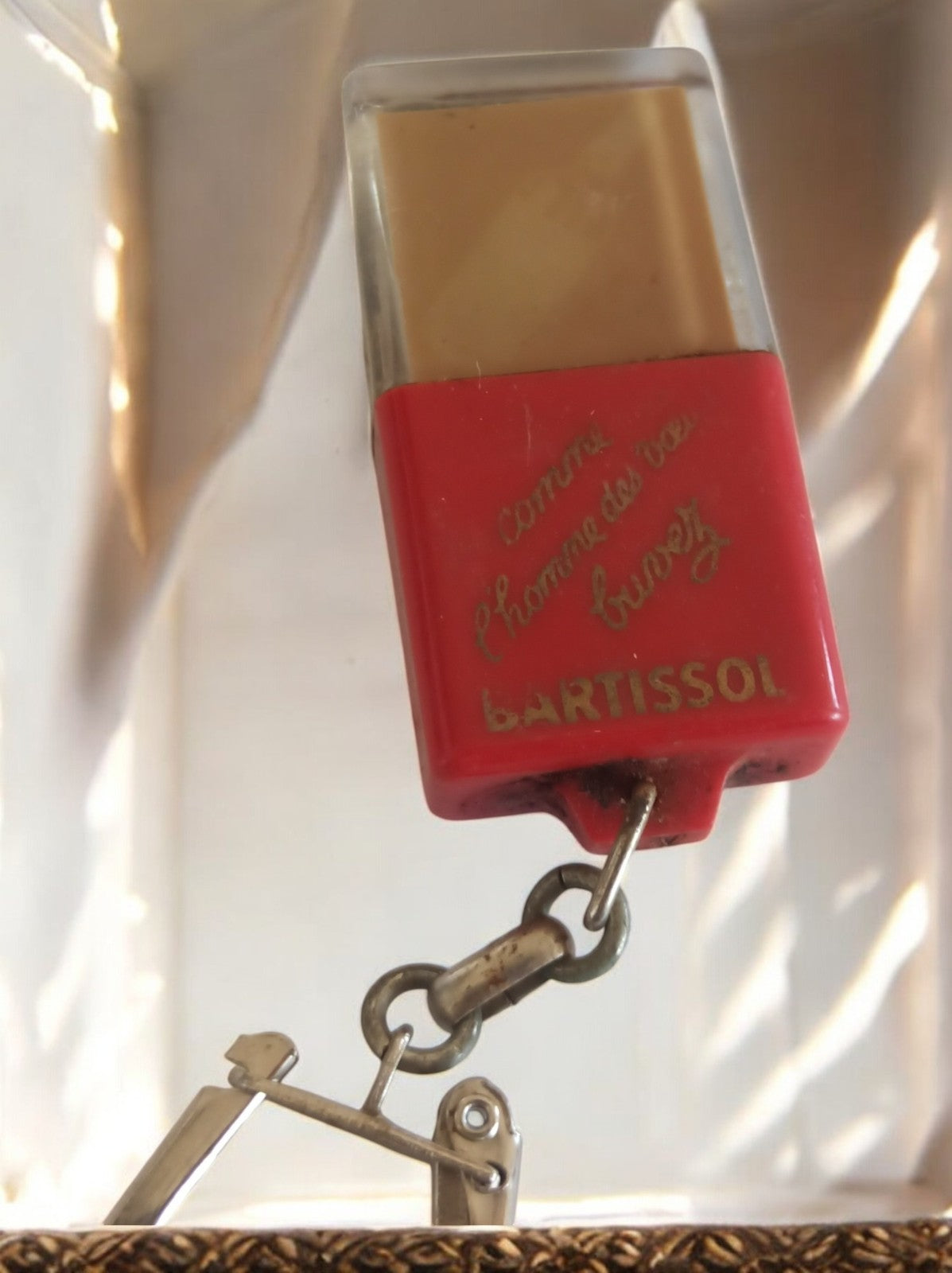 Porte-clés publicitaire vintage Bartissol France alcool, plexi rouge doré