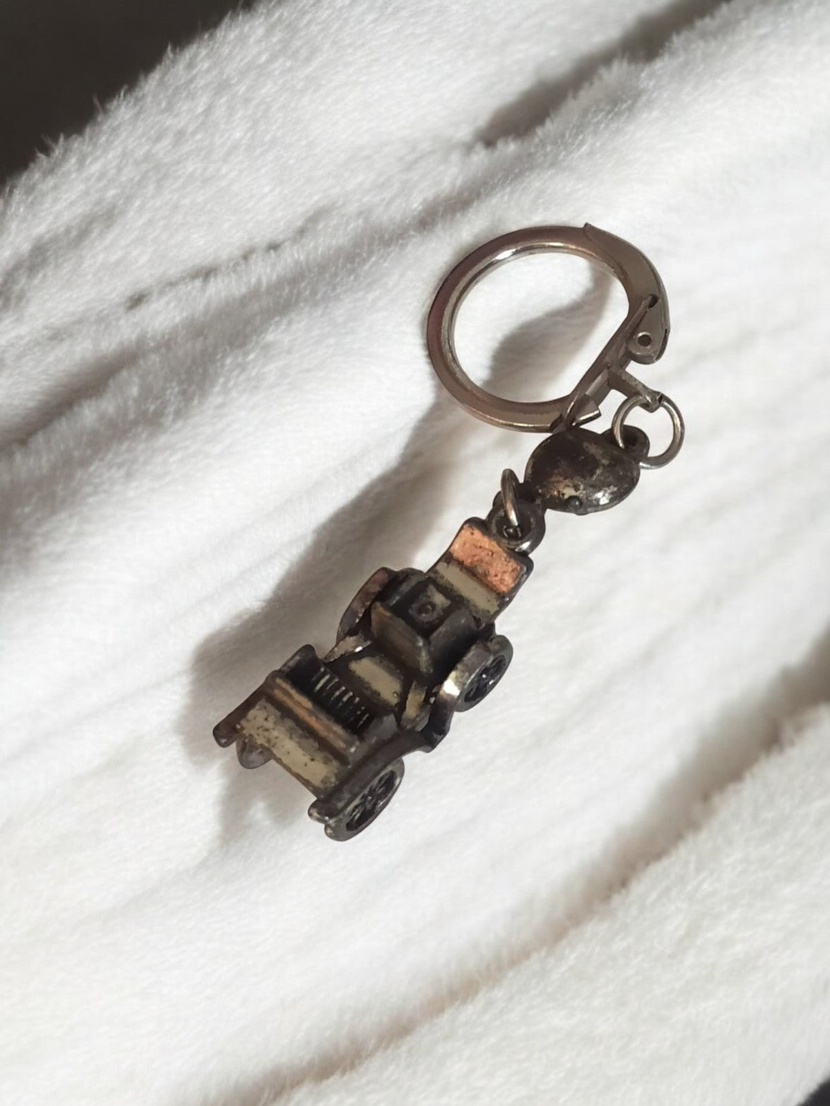 Porte-clés ancien voiture rétro vintage, miniature publicitaire décor métal