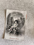 CPA Heureuse Année fillette assise décor fleuri photo noir et blanc début XXe