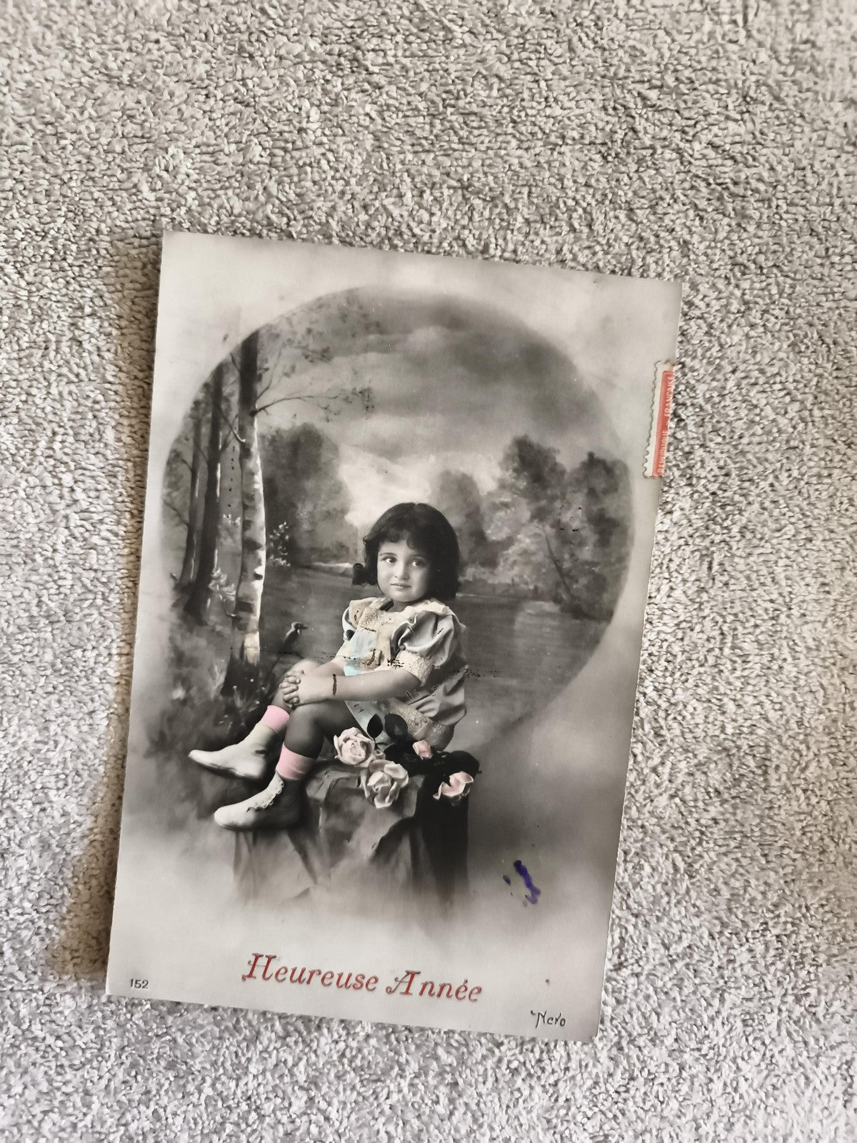 CPA Heureuse Année fillette assise décor fleuri photo noir et blanc début XXe