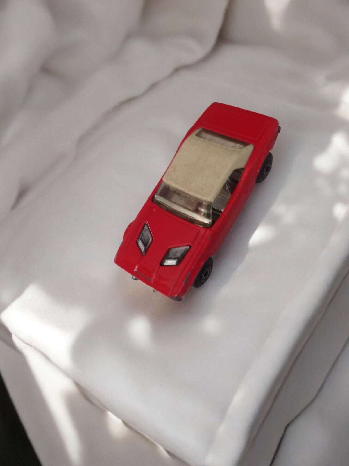 Véhicule miniature ancien rouge, voiture jouet vintage rétro, occasion