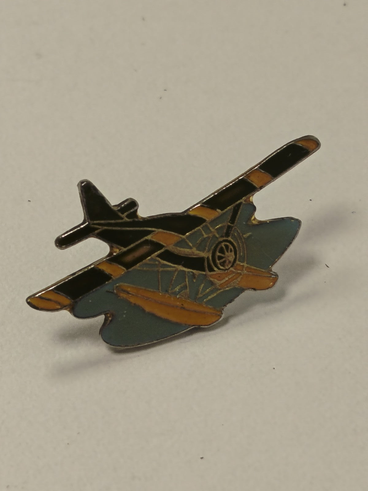 Pin's ancien vintage rétro collection, badge broche années 80 90 objet déco