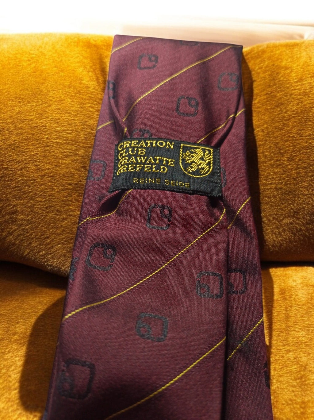 Cravate vintage KSB bordeaux motif logo, rayures fines, accessoire élégant homme