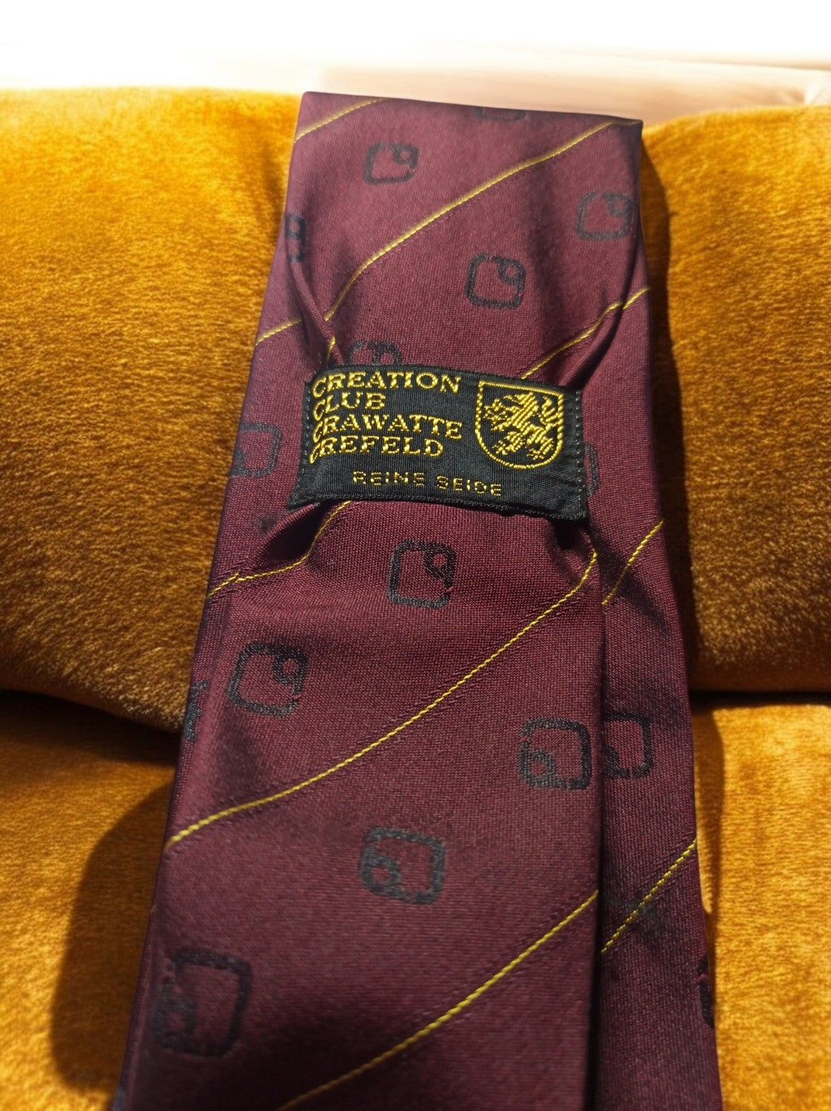 Cravate vintage KSB bordeaux motif logo, rayures fines, accessoire élégant homme