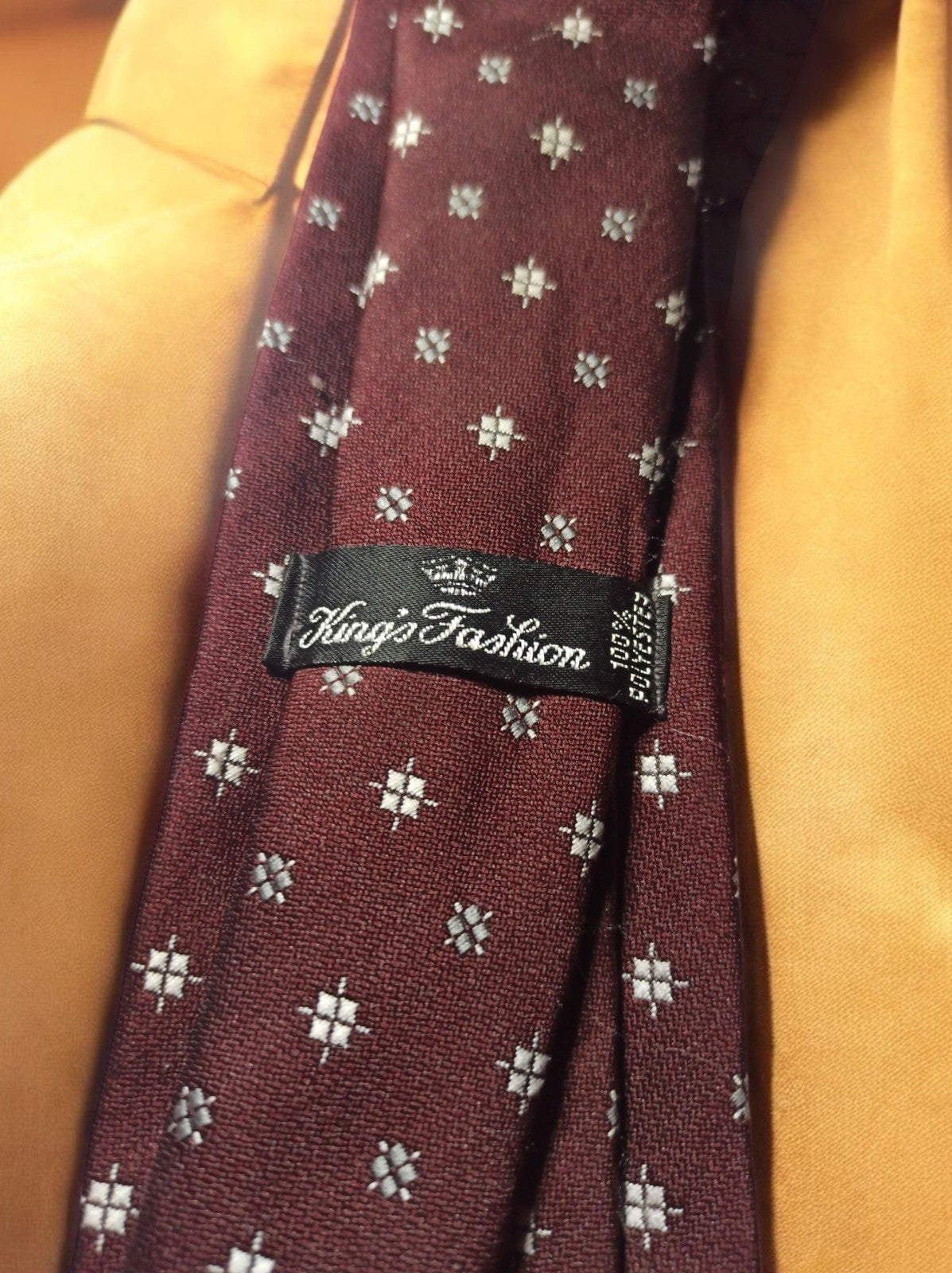 Cravate vintage King's Fashion bordeaux à motifs géométriques – Élégance rétro