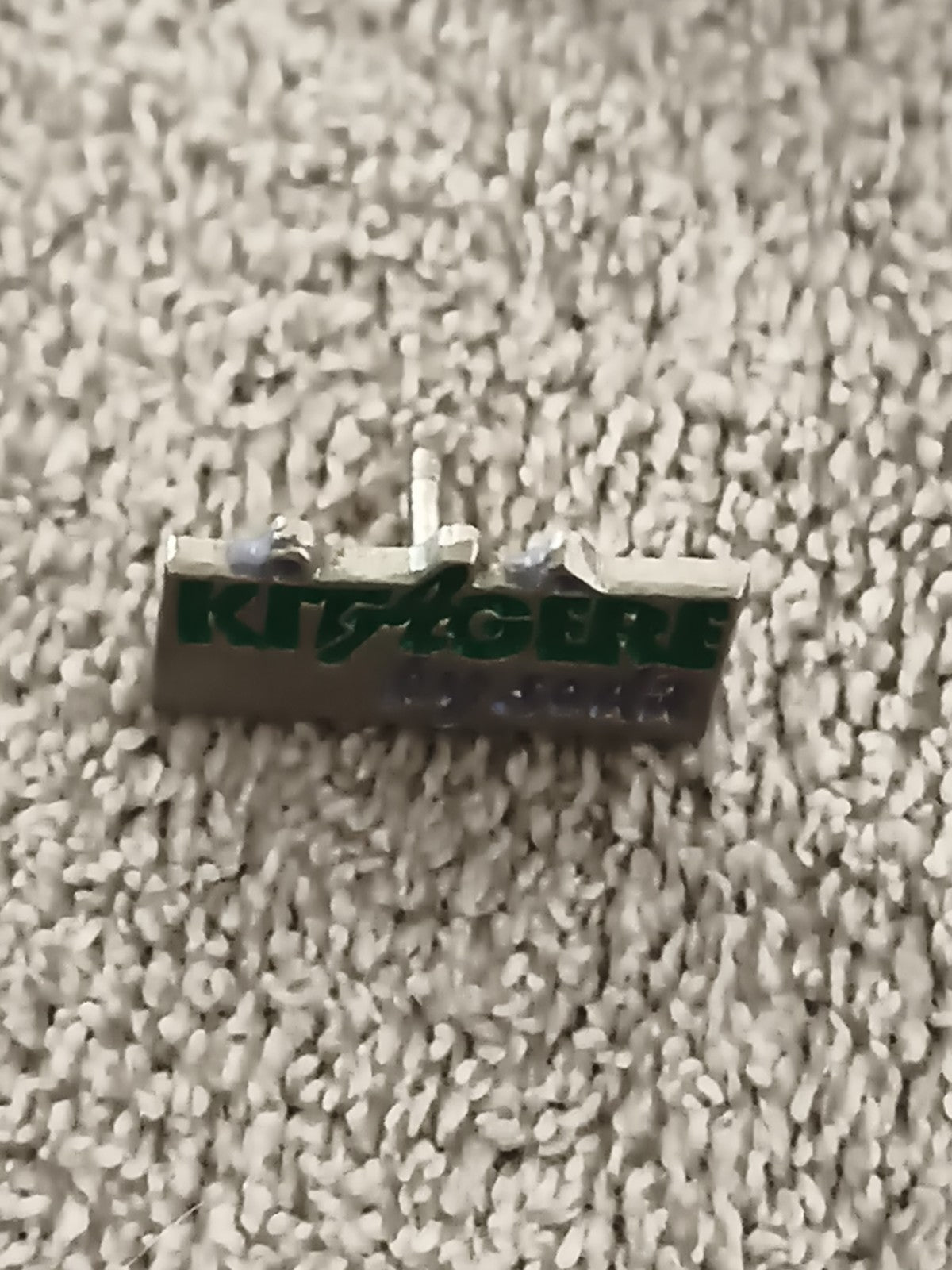 Pin's vintage KIT 4 GERE logo vert, badge ancien publicitaire (Ref 1)