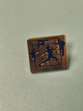 Vintage pin's Assurance Maladie carré bleu doré collection santé (Ref 8)