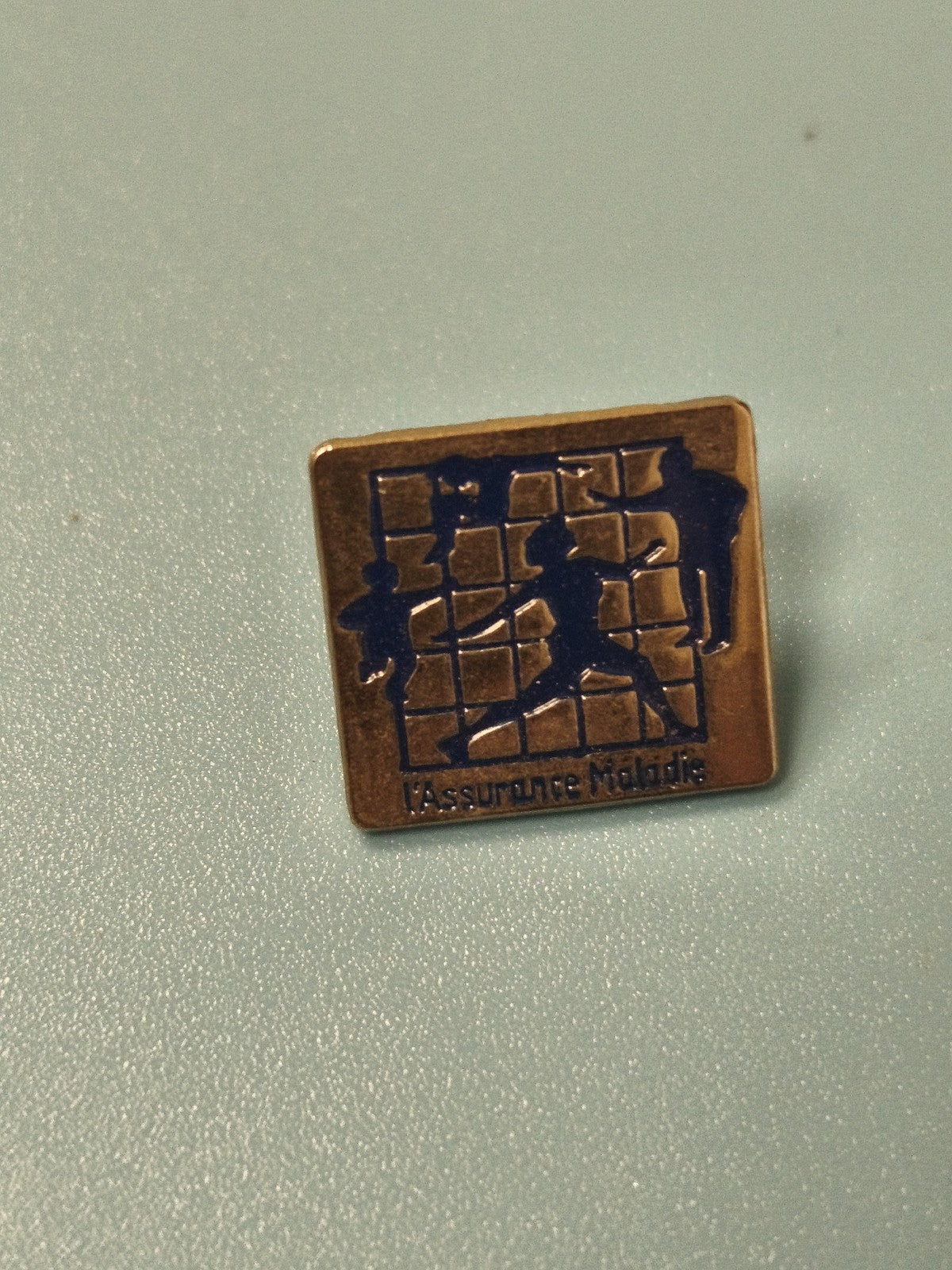 Vintage pin's Assurance Maladie carré bleu doré collection santé (Ref 8)