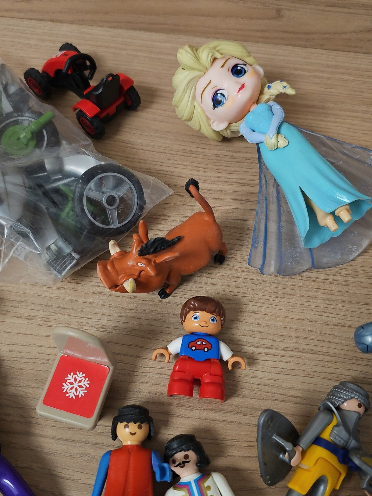 Lot figurines jouets divers enfants garçon fille personnages jeux mixte occasion