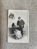 Carte postale CPA noir et blanc scène couple âgé banc M.J.S. timbre oblitéré