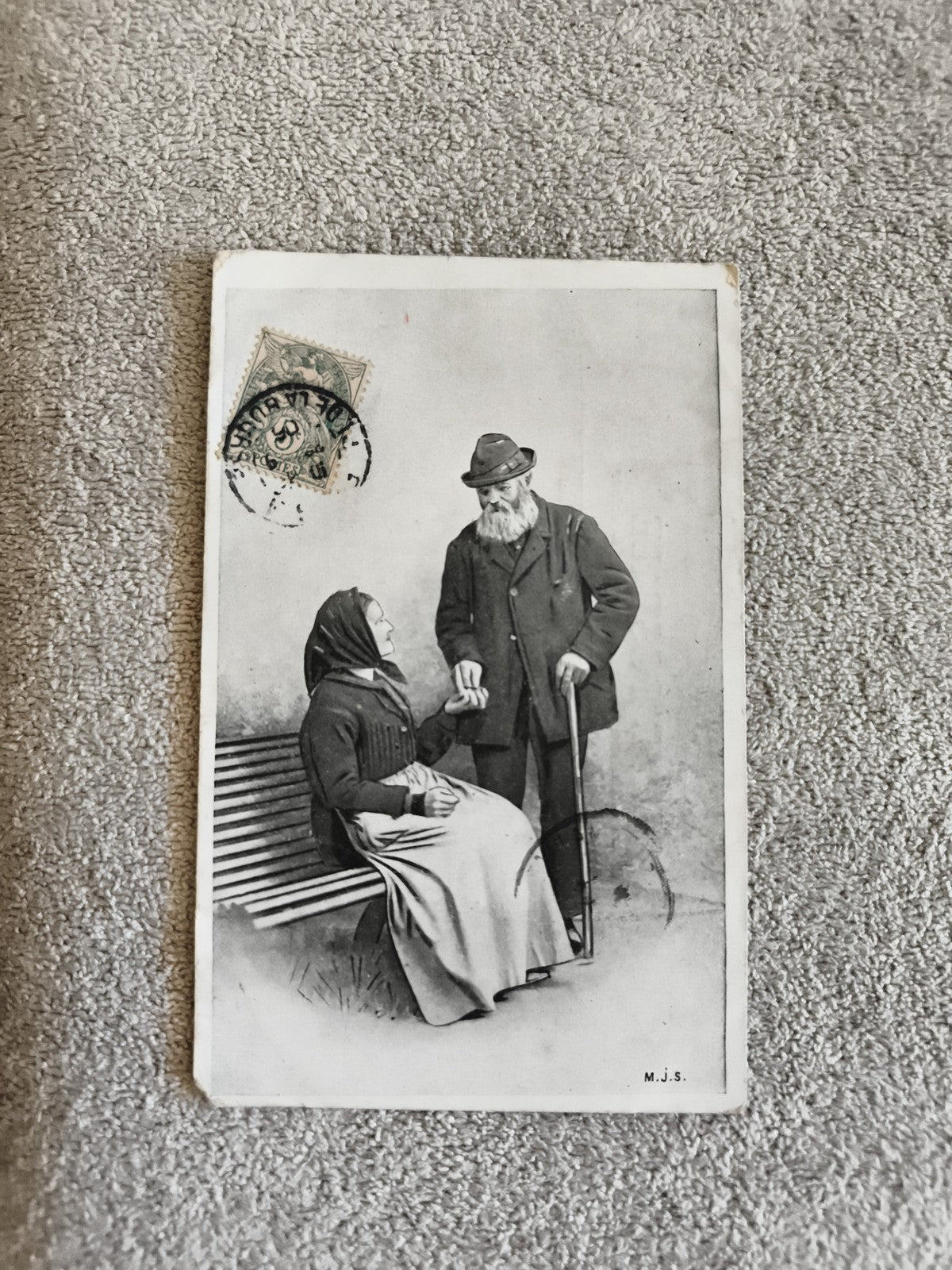 Carte postale CPA noir et blanc scène couple âgé banc M.J.S. timbre oblitéré