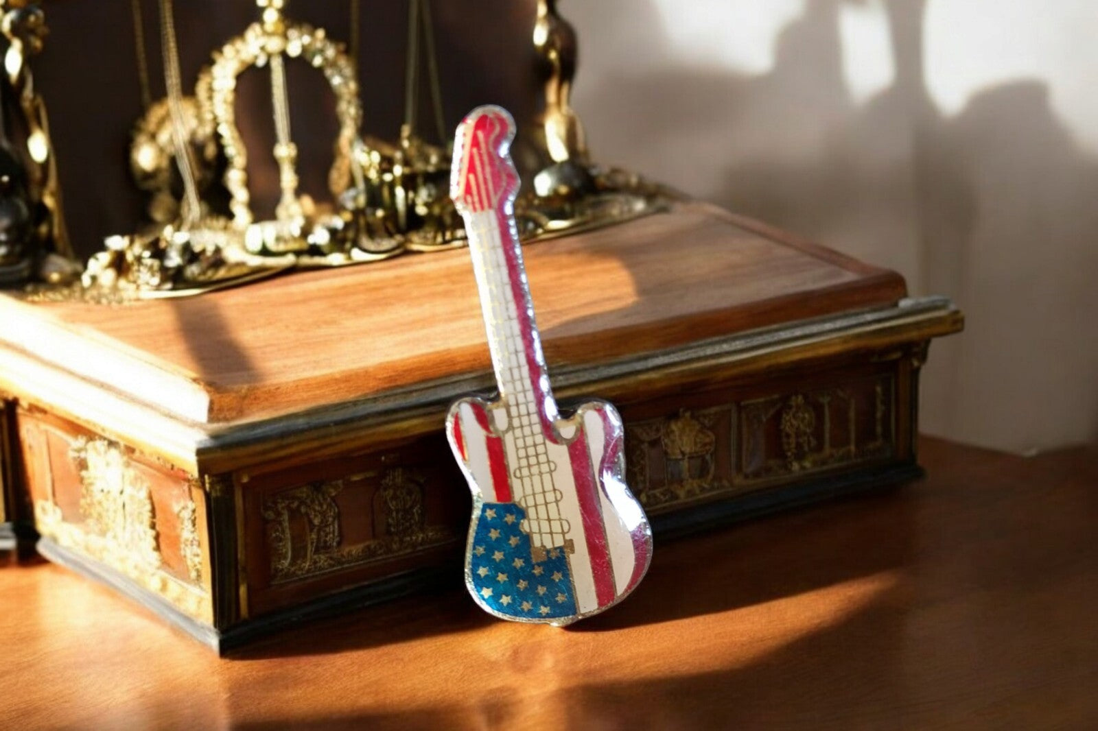 Pin's guitare vintage USA, drapeau américain, badge musical années 80-90