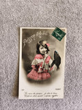 Carte postale Poisson d’Avril fillette robe rose CPA humour timbre
